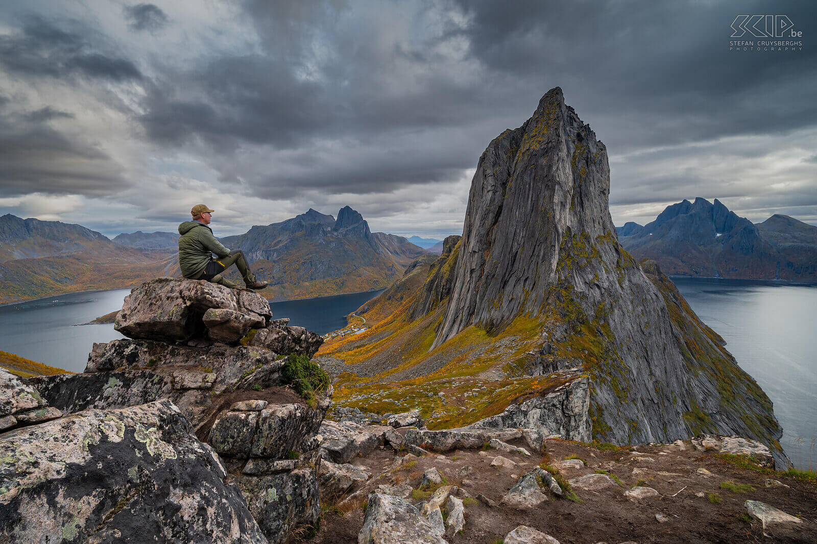 Senja - Segla - Stefan Selfie op de Hesten berg met zicht op de beroemde Segla rotspiek en de omliggende fjorden Stefan Cruysberghs